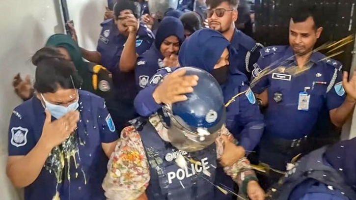 ৬ দিনের রিমান্ডে মমতাজ, প্রিজনভ্যান লক্ষ্য করে আবারও ডিম নিক্ষেপ ৬ দিনের রিমান্ডে মমতাজ, প্রিজনভ্যান লক্ষ্য করে আবারও ডিম নিক্ষেপ