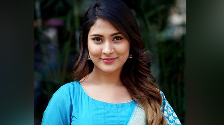 বিমানবন্দরে ১৪ বোতল মদসহ আটক মেহজাবীন, বললেন, ‘মানহানির চেষ্টা’ বিমানবন্দরে ১৪ বোতল মদসহ আটক মেহজাবীন, বললেন, ‘মানহানির চেষ্টা’