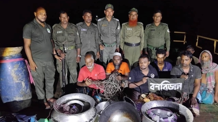 বন বিভাগের ফ্ল্যাগ লাগিয়ে ফাঁদ পেতে হরিণ শিকারের চেষ্টা, আটক ৭