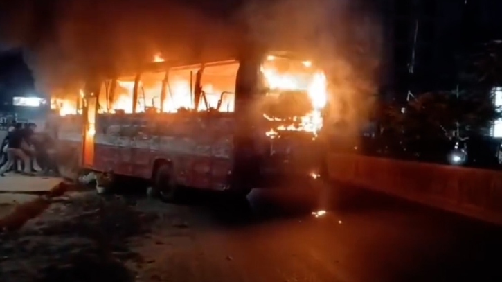 মহাখালীতে চলন্ত বাসে আগুন 