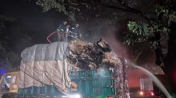 মুন্সীগঞ্জে আকিজ পেপার মিলের সামনে থেমে থাকা ট্রাকে দুর্বৃত্তদের আগুন