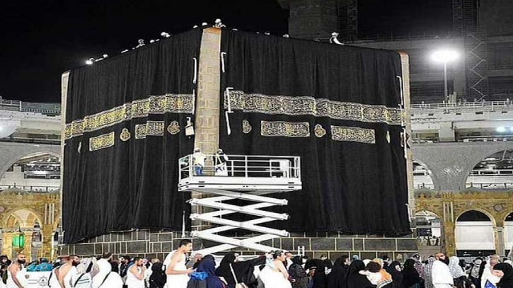 হিজরি ১৪৪৭: নতুন গিলাফে আবৃত হলো পবিত্র কাবা শরিফ হিজরি ১৪৪৭: নতুন গিলাফে আবৃত হলো পবিত্র কাবা শরিফ