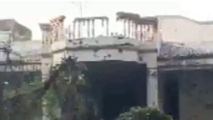 পাকিস্তানের হামলায় ভারতের শম্ভু মন্দির ক্ষতিগ্রস্ত, অভিযোগ ভারতের পাকিস্তানের হামলায় ভারতের শম্ভু মন্দির ক্ষতিগ্রস্ত, অভিযোগ ভারতের