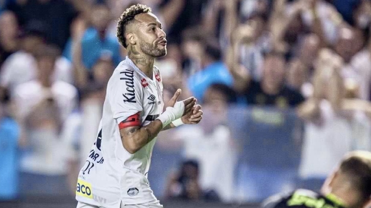 ইনজুরিতে করলেন না অস্ত্রোপচার, মাঠে নেমে গোল করলেন ও করালেন নেইমার