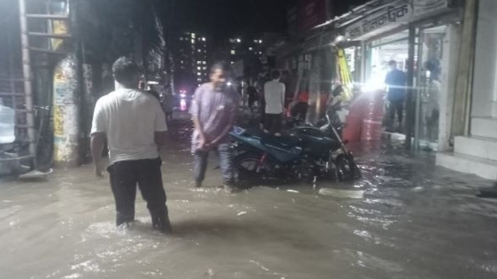 টানা তিন ঘণ্টার বৃষ্টিতে জলমগ্ন পুরো নোয়াখালী শহর টানা তিন ঘণ্টার বৃষ্টিতে জলমগ্ন পুরো নোয়াখালী শহর