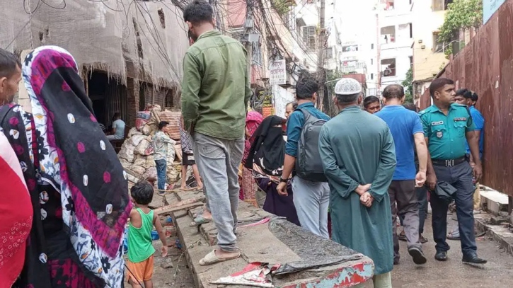 রাজধানীর পান্থপথে দেয়াল ধসে ১ জনের মৃত্যু রাজধানীর পান্থপথে দেয়াল ধসে ১ জনের মৃত্যু