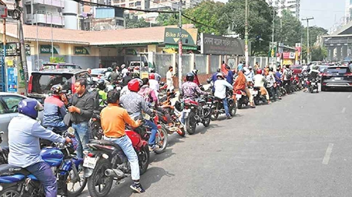 জ্বালানি তেলের জন্য রাজধানীর পাম্পগুলোতে আজও দীর্ঘ লাইন জ্বালানি তেলের জন্য রাজধানীর পাম্পগুলোতে আজও দীর্ঘ লাইন