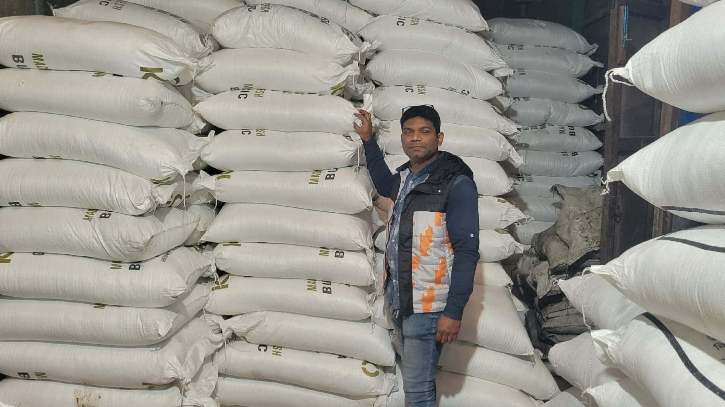 গোয়ালন্দে ডিলারের গুদামে নষ্ট হচ্ছে ইউরিয়া সার, ডিএপি’র জন্য হাহাকার