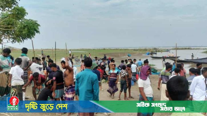 গোয়ালন্দে পদ্মা নদীর পাড়ে বসেছে ইলিশের হাট, প্রকাশ্যে চলছে বেচাকেনা