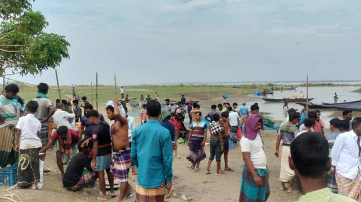 গোয়ালন্দে পদ্মা নদীর পাড়ে বসেছে ইলিশের হাট, প্রকাশ্যে চলছে বেচাকেনা