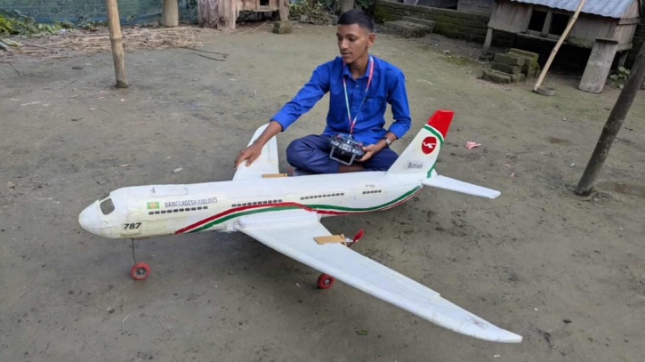 মাত্র চার দিনে বিমান বানিয়ে আকাশে উড়ালো রাজবাড়ীর রাহুল শেখ মাত্র চার দিনে বিমান বানিয়ে আকাশে উড়ালো রাজবাড়ীর রাহুল শেখ