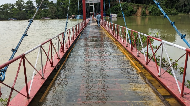 রাঙ্গামাটির ঝুলন্ত ব্রীজ পানির নীচে, পর্যটকদের প্রবেশে নিষেধাজ্ঞা রাঙ্গামাটির ঝুলন্ত ব্রীজ পানির নীচে, পর্যটকদের প্রবেশে নিষেধাজ্ঞা