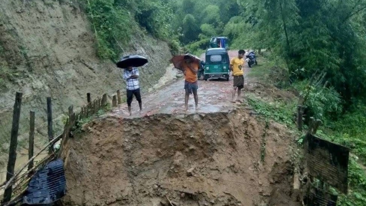 টানা বৃষ্টিতে কয়েক জেলায় প্লাবন পরিস্থিতির অবনতি, দুর্ভোগে সাধারণ মানুষ টানা বৃষ্টিতে কয়েক জেলায় প্লাবন পরিস্থিতির অবনতি, দুর্ভোগে সাধারণ মানুষ
