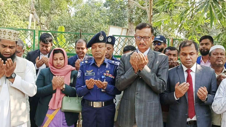 শহীদ আবু সাঈদের কবর জিয়ারত করলেন পররাষ্ট্র উপদেষ্টা