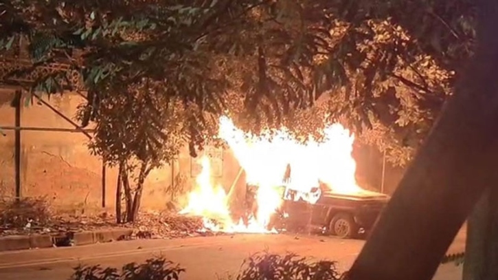 আগারগাঁওয়ে পরিত্যক্ত গাড়িতে আগুন