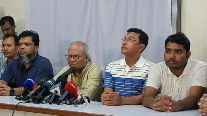 আপনারা যে পথে হাঁটছেন এটা শেখ হাসিনার পথ: রিজভী আপনারা যে পথে হাঁটছেন এটা শেখ হাসিনার পথ: রিজভী