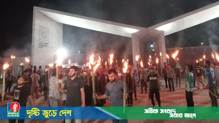 প্রকৌশল শিক্ষার্থীদের ওপর পুলিশি হামলার প্রতিবাদে বেরোবিতে মশাল মিছিল