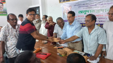 নরসিংদীতে সনাতন ধর্মালম্বীদের পূজা মণ্ডপে অনুদান প্রদান বিএনপির