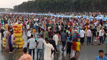 শীত উপেক্ষা করে কক্সবাজারে লাখো পর্যটকের ঢল