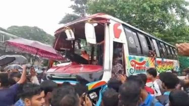 ফেনীতে বাস উল্টে পড়লো দোকানের ওপর, নিহত ৩