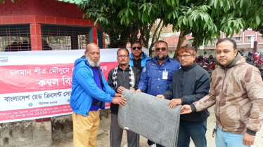 পঞ্চগড়ে রেড ক্রিসেন্টের উদ্যোগে গ্রাম পুলিশদের মাঝে শীতবস্ত্র বিতরণ