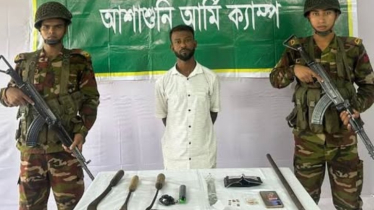 সেনাবাহিনীর অভিযানে দেশীয় অস্ত্রসহ আশাশুনির শীর্ষ চাঁদাবাজ আটক