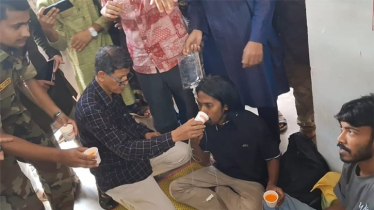 প্রশাসনের আশ্বাসে অনশন কর্মসূচি স্থগিত চবি শিক্ষার্থীদের 