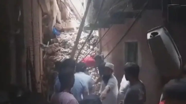 নয়াদিল্লিতে ধসে পড়েছে ৪ তলা ভবন, বহু মানুষ আটকে পড়ার আশঙ্কা 