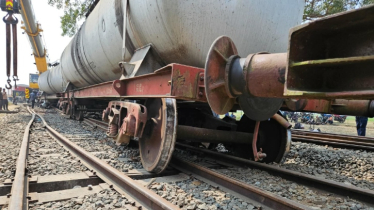 তেলবাহী ট্রেন লাইনচ্যুত, উদ্ধারকারী ট্রেনেও জটিলতা; বন্ধ যোগাযোগ