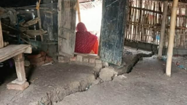 সাতক্ষীরার চুনকুড়ি নদীর বেড়িবাঁধে ভয়াবহ ভাঙন, বিলীন হচ্ছে ঘরবাড়ি