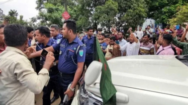 দুই উপদেষ্টার গাড়িবহর আটকে পাথর শ্রমিকদের বিক্ষোভ 