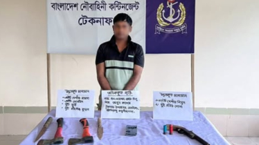 কক্সবাজারে নৌবাহিনীর হাতে অস্ত্রসহ কুখ্যাত ডাকাত আটক