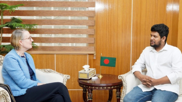 তথ্য উপদেষ্টার সঙ্গে ব্রিটিশ হাইকমিশনারের সাক্ষাৎ 