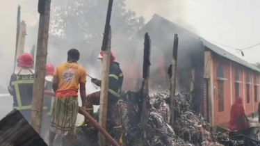 গাজীপুরে ঝুটের গোডাউনে আগুন, নিয়ন্ত্রণে ৬ ইউনিট