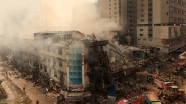 করাচিতে শপিংমলে ভয়াবহ আগুনে নিহত ২৮, নিখোজঁ ৮০