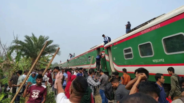 নীলসাগর এক্সপ্রেসের ৯ বগি লাইনচ্যুত, হতাহত বহু
