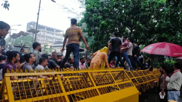 তুমুল বৃষ্টি উপেক্ষা করে যমুনার সামনে ‘ঢাকাবাসী’র আন্দোলন