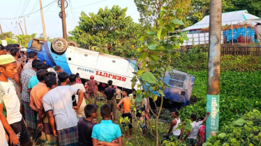 টাঙ্গুয়ার হাওরে ঘুরতে গিয়ে খাদে পড়লো বাস, মা-মেয়ে নিহত 