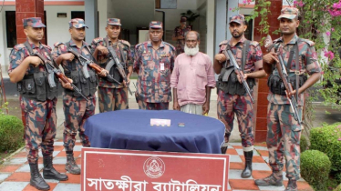 সীমান্ত থেকে ৬৭ লাখ টাকার ৪ স্বর্ণের বারসহ চোরাকারবারি আটক