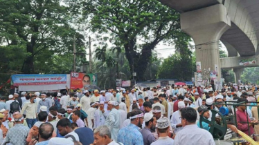 ২০ শতাংশ বাড়িভাড়া ও চিকিৎসা ভাতা বৃদ্ধির দাবিতে রাজপথে শিক্ষকরা