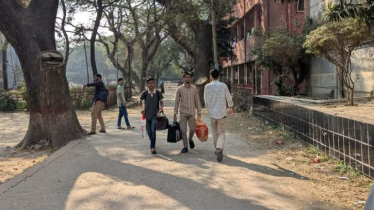 ভোটের ডাকে সাড়া দিয়ে হল ছাড়ছেন ঢাকা কলেজের শিক্ষার্থীরা