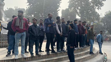 তারেক রহমানের অপেক্ষায় টিএসসিতে ছাত্রদলের নেতাকর্মীরা