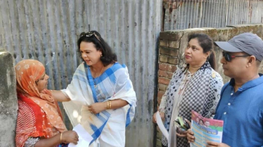 নারী ভোটারদের মাঝে বিএনপির পক্ষে জনমত গড়ে তুলতে লিফলেট বিতরণ