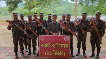 সীমান্ত থেকে চোরাকারবারীতে জড়িত ভারতীয় নাগরিক আটক