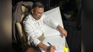 গাড়িতে বসেই স্মৃতিসৌধ পরিদর্শন বইয়ে সই করলেন তারেক রহমান