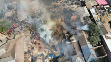 চার্জার বিস্ফোরণে ভয়াবহ অগ্নিকাণ্ড; ৪ বাড়ি ভস্ম, ৯ লাখ টাকার ক্ষতি চার্জার বিস্ফোরণে ভয়াবহ অগ্নিকাণ্ড; ৪ বাড়ি ভস্ম, ৯ লাখ টাকার ক্ষতি