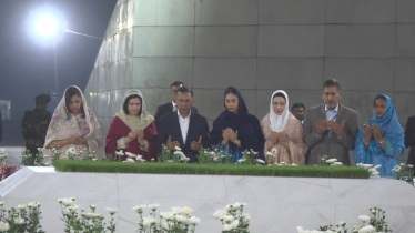 প্রধানমন্ত্রীর দায়িত্ব নিয়ে বাবা-মায়ের কবর জিয়ারত করলেন তারেক রহমান