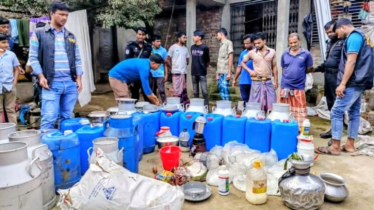 জেলি, সয়াবিন তেল ও সোডা দিয়ে তৈরি হতো ভেজাল দুধ! জেলি, সয়াবিন তেল ও সোডা দিয়ে তৈরি হতো ভেজাল দুধ!