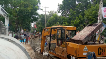 মানিকগঞ্জে কলেজের সামনের সড়ক খোঁড়াখুঁড়ি, ভোগান্তিতে পরিক্ষার্থীরা