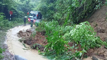 পাহাড় ধসে বাঘাইছড়ির সাথে খাগড়াছড়িসহ সারাদেশের সড়ক যোগাযোগ বন্ধ